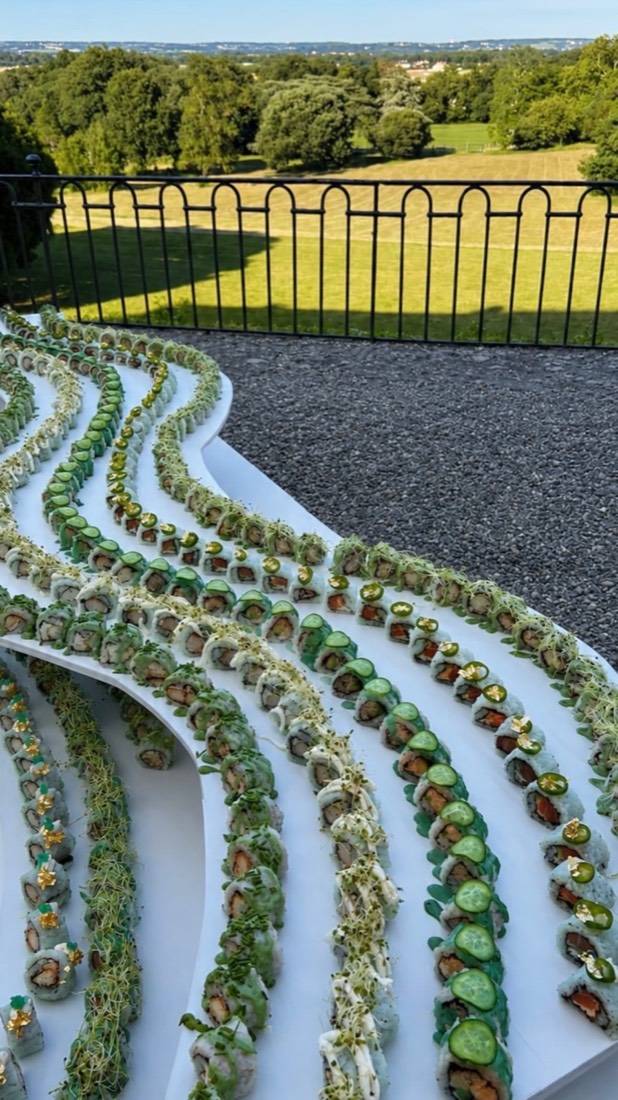 Buffet de sushis dressé en extérieur